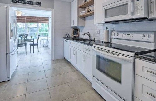 Roberta Heights House | Cozy Ormond Beach Bungalow home w/backyard and garage 1 block to the beach