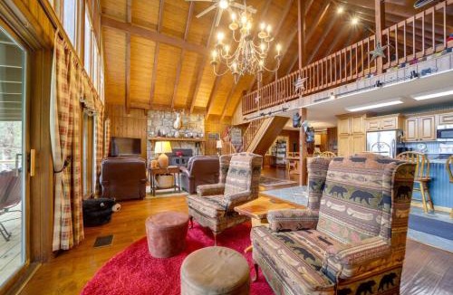 Robbinsville House | Cozy Robbinsville Cabin Views Covered Balcony