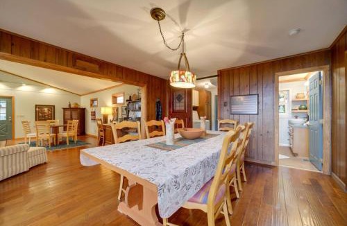 Robbinsville House | Cozy Robbinsville Cabin Views Covered Balcony