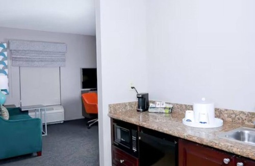 Wesley Chapel Hotel | Cozy Room w/Pool, Tea & Coffee Maker Near University of South Florida
