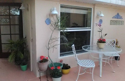 Sebastian Cottage | Cozy secluded cottage in center of town