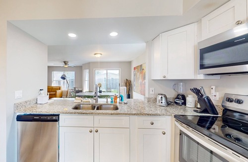 Arlington House | Cozy Spacious Home with Private Backyard and Patio, near shopping