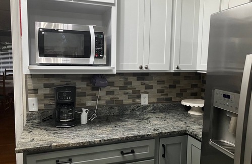 Cayce House | Cozy Stay Near USC, Downtown Columbia & Fort Jackson