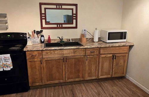 Plant City Apartment | Cozy Studio Barndominium in welcoming Plant City with AC/Heat and private