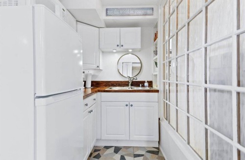 Thunderbolt Apartment | Cozy Studio/Sleeps 2/Mins to DT and Tybee/Outdoor Patio