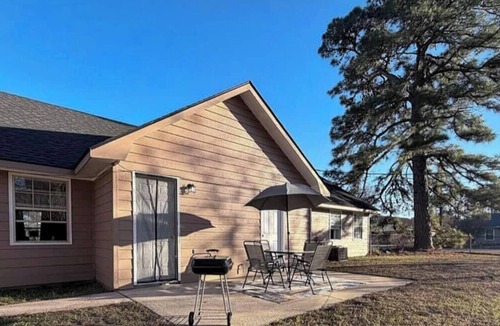 Hinesville House | Cozy Sunlit 4 Beds house Fully Fenced near Base
