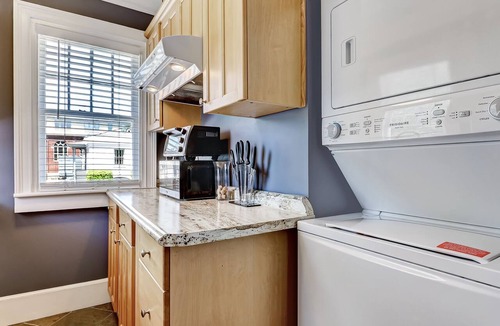 Thomas Square Apartment | Cozy Thomas Square Carriage House