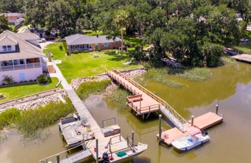 Burnside Island House | Cozy Tidal Creek Retreat- 3 Bedrooms with Bunk Beds