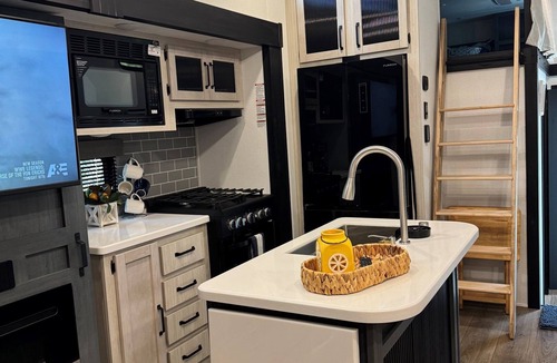 River Ranch RV Rental | Cozy two bedroom and two full bath w/golf cart