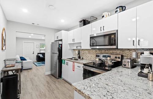 North Andrews Gardens House | Cozy Two King Beds 5 BED/3 BATH House - 3 mi from Lauderdale-by-the-sea beach!
