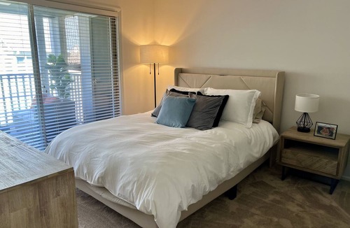 Charlotte Condo | Cozy~ Vaulted Ceilings~ Midtown~ Elizabeth Condo