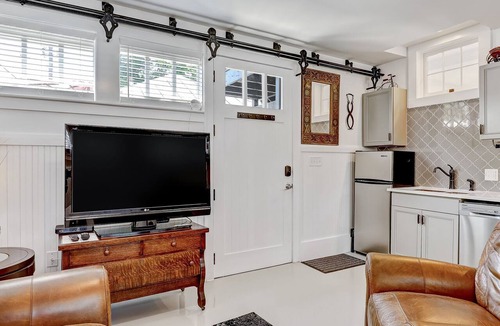 Thomas Square Apartment | Cozy Victorian District Carriage House
