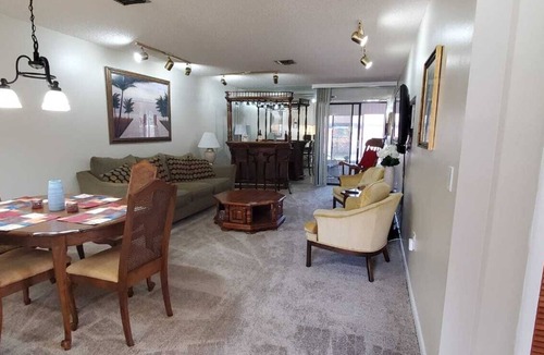 Sun 'N Lake Condo | COZY VINTAGE CONDO