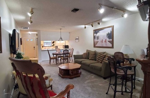 Sun 'N Lake Condo | COZY VINTAGE CONDO