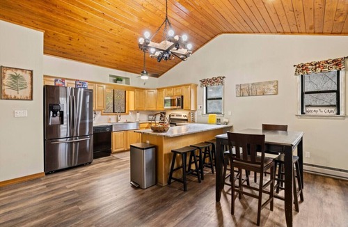 Sylva House | Crashing Creek Cabin, Hot Tub, Mountain Views & King Bed!