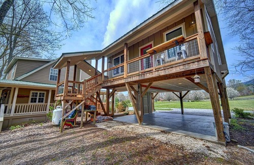 Hayesville House | Creekfront Hayesville cottage with beautiful sunrise and sunset views!