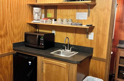 Chocowinity Cabin | Creekside Cabin steps away from Blount's Creek!