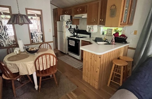 Robbinsville Cabin | Creekside cabin with hot tub