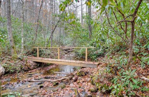 Sapphire House | Creekside Family Retreat by Waterfalls & Hiking!