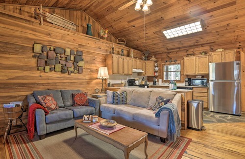 Marietta Cabin | Creekside Marietta Cabin Retreat w/Fire Pit!