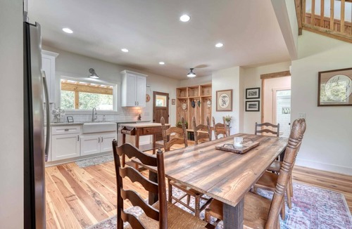 Hayesville Cabin | Creekside screened porch, pet friendly, minutes to downtown Hayesville. Firewood