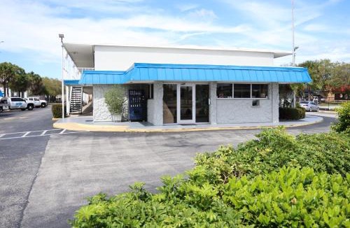 Fort Pierce Hotel | Crossroads Inn