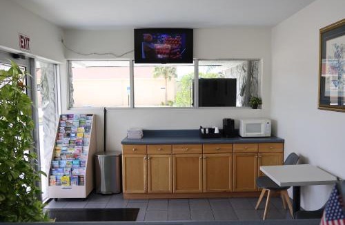 Fort Pierce Hotel | Crossroads Inn