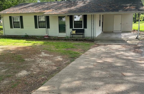 Martin House | Cute 3 bedroom 1 bath on quiet street in Martin,Tn .pet friendly and sleeps 8