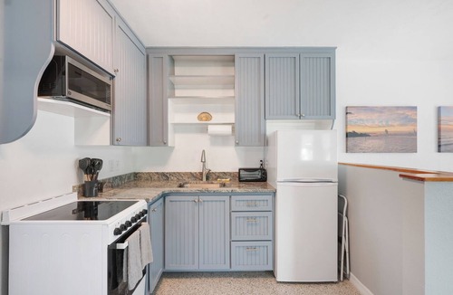 Holmes Beach Condo | Cute and Cozy Island Bungalow, newly remodeled and a short walk to the beach