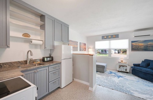 Holmes Beach Condo | Cute and Cozy Island Bungalow, newly remodeled and a short walk to the beach