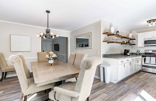 North Raleigh House | Cute home w firepit & king bed -starts at 3.5k/month
