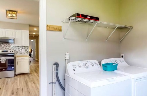 Bloomingdale House | Cypress Court Retreat – Pickleball, Yard, Fire Pit