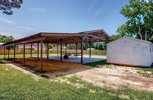 Bloomingdale House | Cypress Court Retreat – Pickleball, Yard, Fire Pit