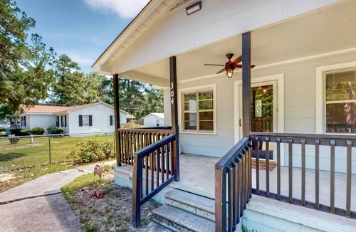 Bloomingdale House | Cypress Court Retreat – Pickleball, Yard, Fire Pit