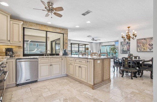 Isles of Capri House | Daily Sunsets Over the Bay. Unique Décor & Heated Pool - Isles of Capri & Naples