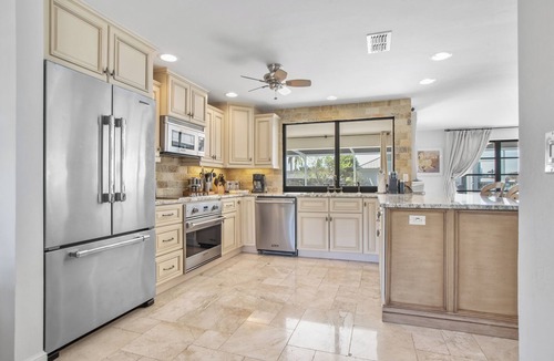Isles of Capri House | Daily Sunsets Over the Bay. Unique Décor & Heated Pool - Isles of Capri & Naples