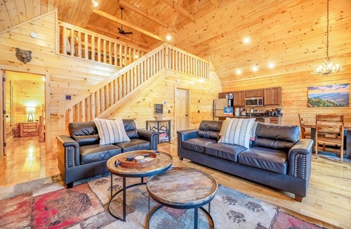 White Oak Lodge Cabin | Dancing Bear Hideaway - Hot Tub, Resort Pool & Wooded Mountain Retreat