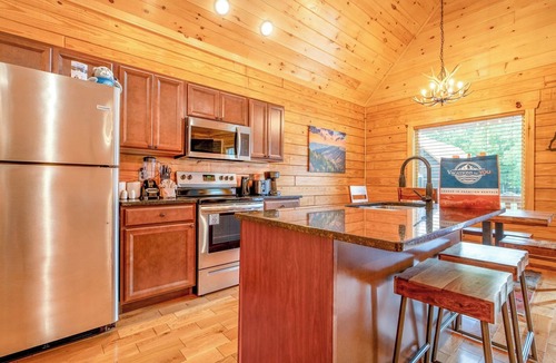 White Oak Lodge Cabin | Dancing Bear Hideaway - Hot Tub, Resort Pool & Wooded Mountain Retreat