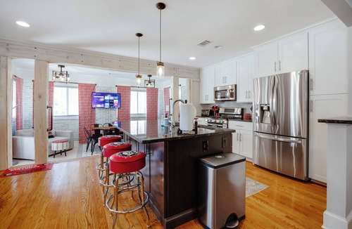 Athens House | Dawgwood Den- Walk to Sanford Stadium & 5 Points Athens!