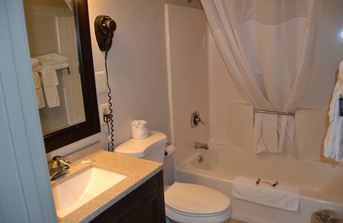 Miner Hotel | Days Inn and Suites by Wyndham Sikeston