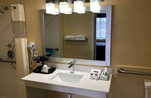Peletier Hotel | Days Inn by Wyndham Cape Carteret near Emerald Isle