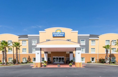 Port Wentworth Hotel | Days Inn & Suites by Wyndham Savannah North I-95