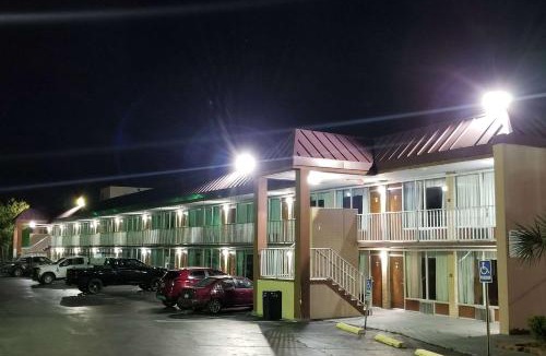 North Charleston Hotel | Days Inn & Suites by Wyndham Charleston Airport West