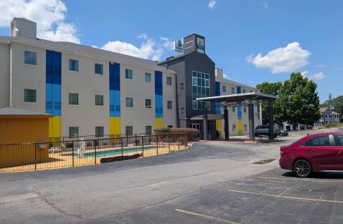 Grovetown Hotel | Days Inn & Suites by Wyndham Augusta Near Fort Eisenhower
