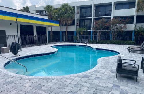Orlando Hotel | Days Inn & Suites by Wyndham Orlando Airport