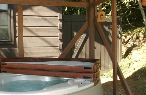 Glenville Cabin | Deal Now, Cabin-Hot Tub under Cabana, Privacy, Enjoy in Rain or Shine wMt'n View
