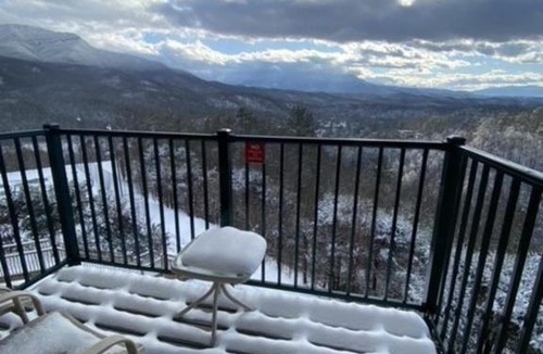 Gatlinburg Apartment | Deer Ridge Mountain Resort E306