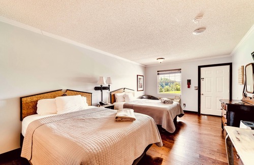 Hayesville Hotel | Deerfield Inn