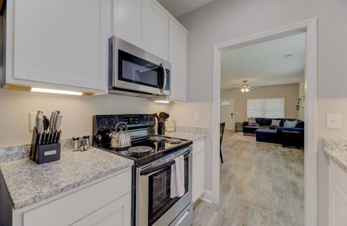 Cayce House | Deja Blue by Heartwood | 10 Mins to Downtown