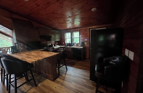 Parkers Lake Cabin | Delightful bunk cabin retreat in Parkers Lake with cozy charm
